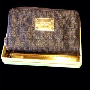 Classic Michael Kors  Brown and tan zip wallet